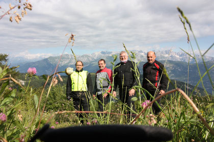 Auf der Passhöhe des Monte Bondone Bildhintergrund: die Brenta-Gruppe