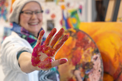 Kunst zu erschaffen und andere künstlerisch zu motivieren ist der Lebenssinn von Andrea Christine Spring