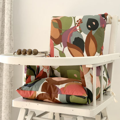 Cette image représente un coussin de chaise haute kaki