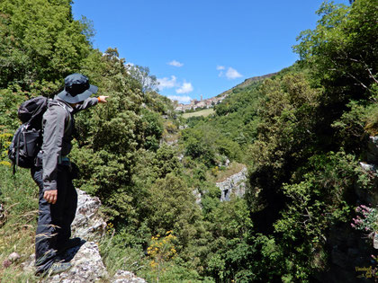 Affacciati sulla gola del Torrente Bradano, in lontananza San Fele