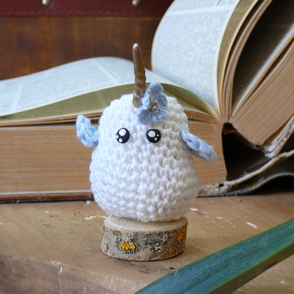 personnage totem fantastique pioucorn, oiseau licorne, fait à la main au crochet
