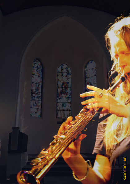 Kristina Mohr spielt Saxophon in Blankeneser Kirche Hamburg