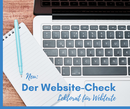 Auf einer hölzernen Tischplatte liegen ein aufgeklappter Laptop, ein Notizblock und ein Stift. Text: Neu: Der Website Check. Lektorat für Webtexte.