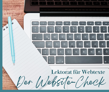 Die Tastatur eines Laptops, darauf liegt ein Notizblock mit einem hellblauen Schreiber. Text: Lektorat für Webtexte - Der Website-Check