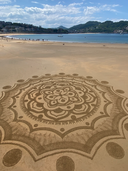 la spiaggia di San Sebastian con un disegno fatto sulla sabbia e vista sull'oceano