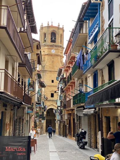 centro storico di Getaria con palazzi stretti e vista sul campanile della Chiesa in centro