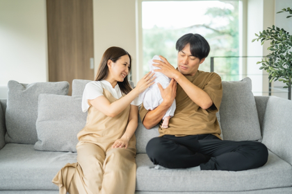 育児相談をしているママとパパ