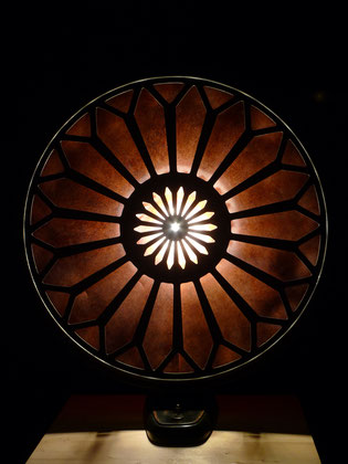 Findling-Lampe "Sonne"; alter Lautsprecher, Textilkabel; 220V; 250.-