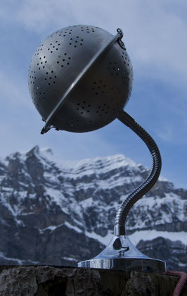 Findling-Lampe "UFO"; alter Schwanenhals-Lampenständer + altes Abtropfsieb, verkauft