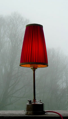 Findling-Lampe "Rotkäppchen"; Karbidlampenkörper, altes Lampenschirmchen; verkauft