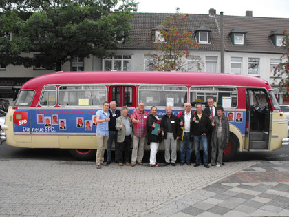 Vor dem Oldtimer-Bus der SPD