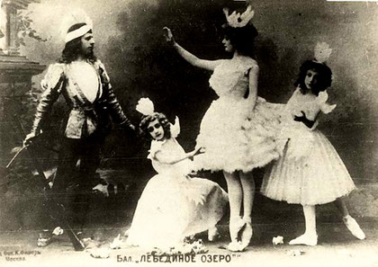 Adelaide Giuri como Odette y Mikhail Mordkin como Príncipe Siegfried en montaje de 1901 en el Teatro Bolshoi, Moscú.