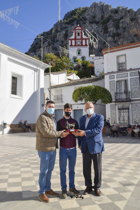(Izqd a Dcha): José Manuel Fernández Rivera, Concejal de Cultura; Mario Sánchez y Eduardo Ordóñez, Presidente de Asociación Andaluza de Escuelas Taurinas 'Pedro Romero' 