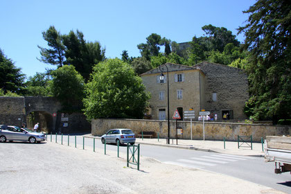 Bild: Parkplatz am Eingang zum Ort mit Blick auf Schloss Ansouis
