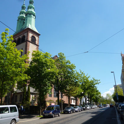 Blick zur Kreuzkirche/ÖPNV-Haltestelle
