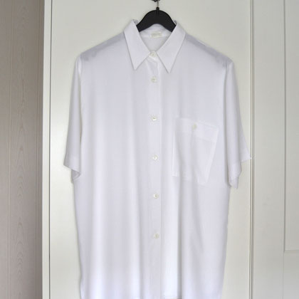 Bluse weiß, Halbarm, Brusttasche, Seitenschlitze