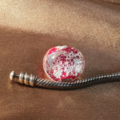Rote Perle mit im Klarglas eingearbeiteten Haaren