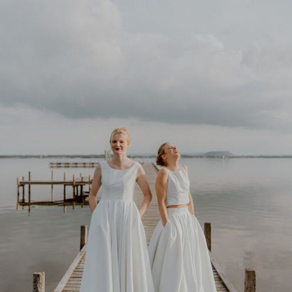 Hochzeitskleider und Zweiteiler schlicht und pur - im Clean Chic! OCEAN BRIDE Brautkleider aus SEAQUAL® YARN 