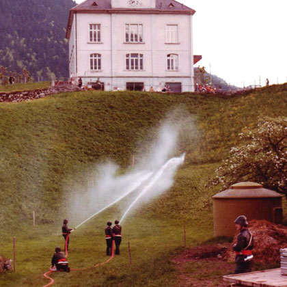 Löschdienst beim Wasserreservoir Krumm