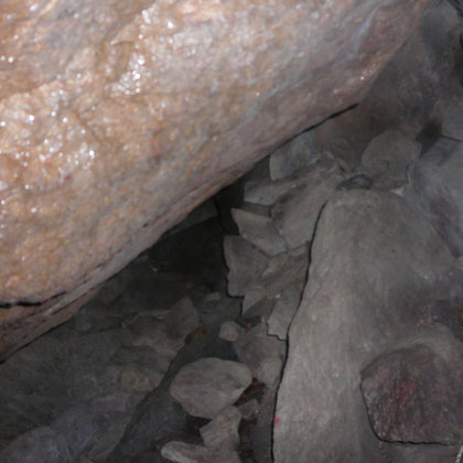 Zugang zu Nebenhöhle im hinteren Teil der Höhle