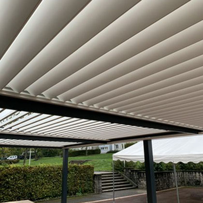 En haute Savoie, à Annecy, 3 modules de lames orientables pour une terrasse de restaurant couverte à l'année en toutes les saisons.