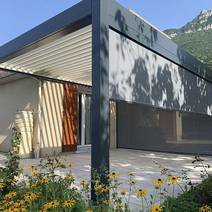 Une finition d'excellence, structure réalisée sur mesure, fixation et boitiers électronique invisibles, ambiance et éclairage modulables. Réalisation en avant pays Savoyard