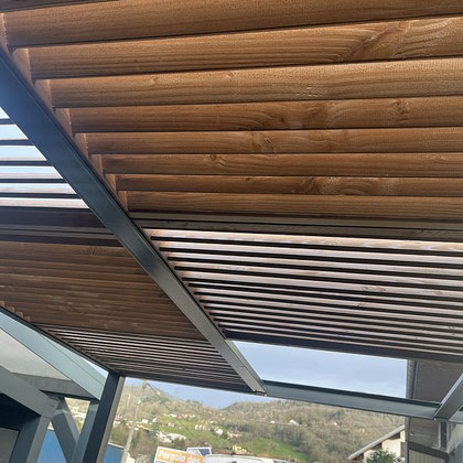 La pergola bioclimatique en bois offre plusieurs avantages, notamment son esthétique chaleureuse et naturelle qui s'intègre bien dans différents styles de jardins. De plus le bois est durable et modulable permettant des conceptions personnalisées.