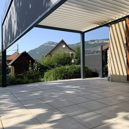 Un style, une esthétique qui vous différenciera des autres. La pergola bioclimatique à lames orientables, un élément de plus-value pour votre terrasse et de convivialité.