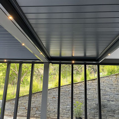 Du sur mesure pour une pose entre murs, vous pouvez ajouter des options telles que des éclairages LED intégrés, des capteurs automatique pluie, vent ou des stores latéraux, Réalisation sur les hauteurs de Chambéry.