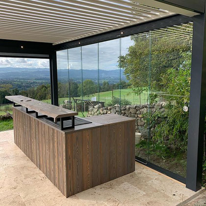 Les pergolas bioclimatiques avec des baies coulissantes assurent une fermeture complète de l'espace qui deviendra un lieu de vie additionnel pendant l'hiver.