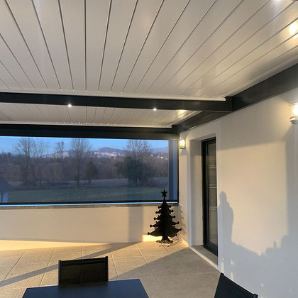 La pergola bio climatique constitue une alternative intéressante au store lorsque l'on cherche à se protéger efficacement de la chaleur et du soleil tout en profitant au mieux de sa terrasse.