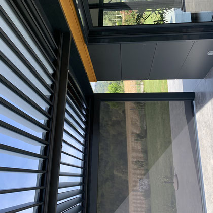 a pergola bioclimatique adossée, une nouvelle pièce de vie avec un confort thermique  sur la terrasse mais aussi à l'intérieur. Dimensions standard ou sur mesure, adossée à un mur ou autoportée. Résistance maximale, peinture thermolaquée 