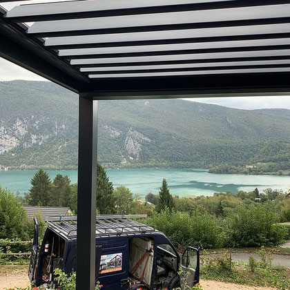 Au Pays du Lac d'Aiguebelette, redessinez votre extérieur, configurez votre pergola bioclimatique à lames orientables sur mesure. Avec les pergolas Bioclimatique SOLISYSTEME, c'est 25 ans d'expérience au service de votre terrasse.
