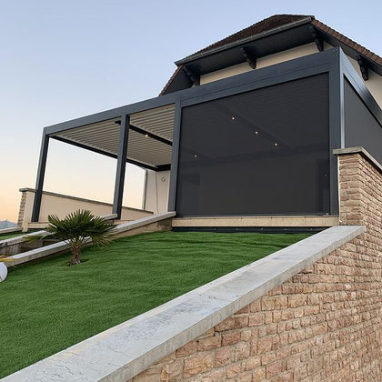 La pergola bio climatique constitue une alternative intéressante au store lorsque l'on cherche à se protéger efficacement de la chaleur et du soleil tout en profitant au mieux de sa terrasse. Réalisation secteur la Tour du Pin