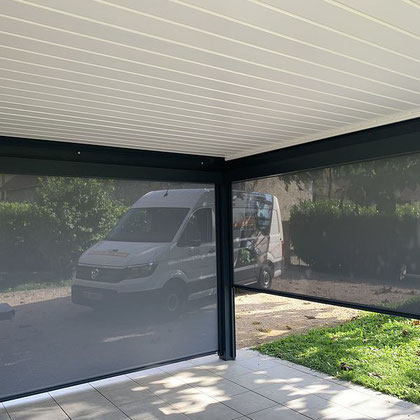 Pergola bioclimatique 100% MADE IN FRANCE en aluminium extrudé. Grâce à l'orientation des lames, vous pourrez adapter l'exposition au soleil et ajuster la température à vos envies et profiter de votre extérieur dans les meilleurs conditions. 