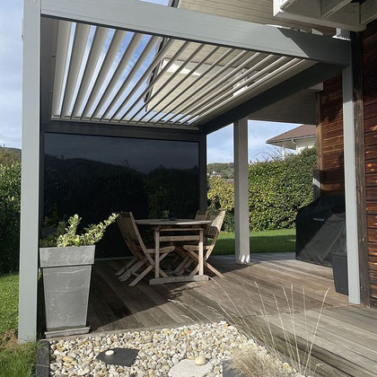 Si la discrétion est le maître mot dans la plupart des projets, l'intégration d'une pergola bioclimatique  et son contraste peut aussi être de mise, et aider à relooker une maison, à lui donner un coup de jeune. Réalisation secteur Novalaise