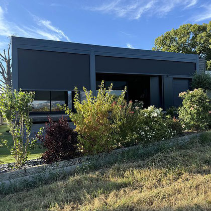 La solution de la pergola bioclimatique avec les stores ZIP, est idéale pour créer un espace de vie extérieur confortable, en harmonie avec la nature tout en bénéficiant d'une grande flexibilité d'utilisation, réalisation à Brison St innocent