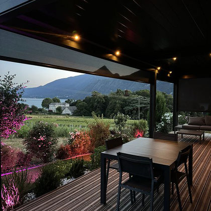 Une pergola bioclimatique sur mesure peut augmenter la valeur esthétique et financière de votre propriété, réalisation sur les hauteurs d'Aix les Bains