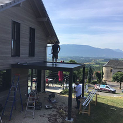 Lors du montage de la pergola, la résistance a été testé, pour un projet en altitude afin de garantir une très haute résistance à la neige.