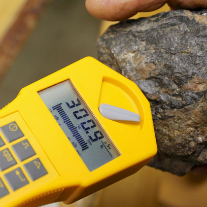 Messung an einem Brocken Pechblende (Uranerz)