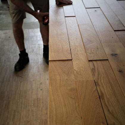 Fendt Holzgestaltung: Wandverkleidung Eiche gebürstet (vertieft und verspachtelt)