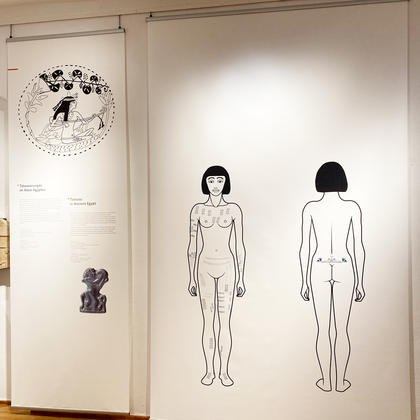lebensgroße Zeichnung einer Ägypterin mit Kopien antiker Tattoos