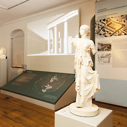Blick auf die Projektion mit dem virtuellen Weg durch Pergamon. 