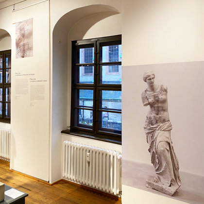 Zwei Tafeln behandeln die Kunst von Fabio Viale, der Marmorskulpturen in Perfektion tätowiert.