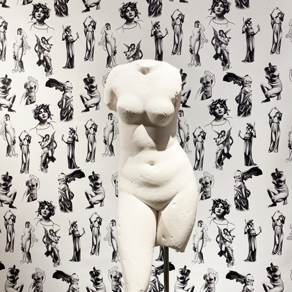 Gipstorso vor Tapete mit Motiven von Stickandchoke
