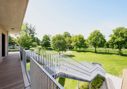 Neubau Kita Bergheim-Ahe, Blick vom Balkon in den Garten mit Bäumen