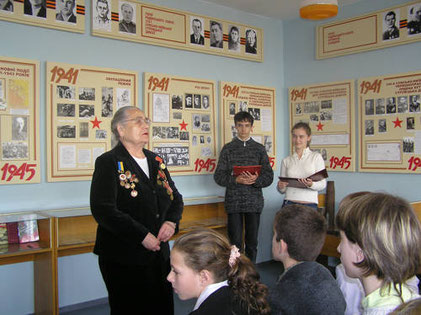 Мухіна Валентина Георгіївна   виступає перед учями школи. 2005 р.