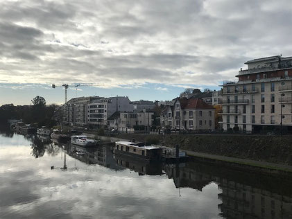 C'est une vue du quartier prise depuis le pont de la Tortière.