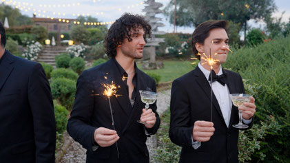 destination wedding in Umbria at Villa Baroncino a venue on Trasimeno lake. Tunnel of sparklers