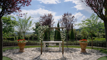 destination wedding in Umbria at Villa Baroncino a venue on Trasimeno lake. A simbolic outdoor ceremony 